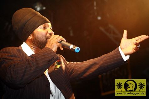Ras MC Bean (GUY) with The House Of Riddim Band 13. Reggae Jam Festival, Bersenbrueck 12. August 2007 (10).JPG